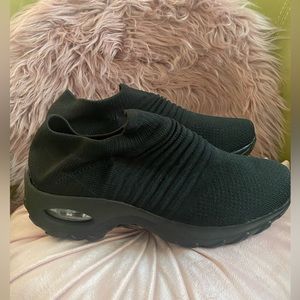🎀 Hypersoft Sneakers- slip om  shore size 39  NWOT Black